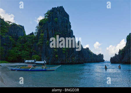 Notre bateau à une plage isolée sur MATINLOC ISLAND près de El Nido dans l'ARCHIPEL DE BACUIT - l'île de Palawan, Philippines Banque D'Images