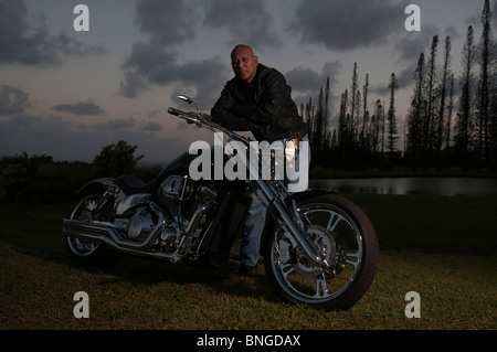 Hawaiian homme posant par moto routière, Kauai, Hawaii Banque D'Images