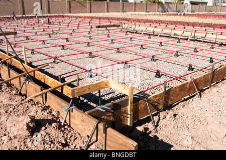Le béton pour les nouvelles maisons en construction dans un quartier de banlieue en Arizona. Banque D'Images