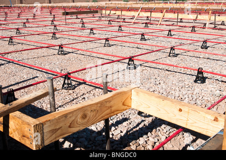 Le béton pour les nouvelles maisons en construction dans un quartier de banlieue en Arizona. Banque D'Images