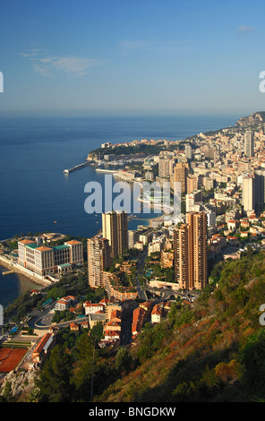 Vue sur la Principauté de Monaco sur la Côte d'Azur coast, vieille ville de Monaco à l'arrière, Principauté de Monaco Banque D'Images