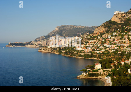 La baie de Roquebrune à la Côte d'Azur, de Monaco à l'arrière, Roquebrune-Cap-Martin, France Banque D'Images