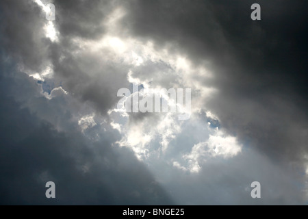 Bien briser à travers les nuages Banque D'Images