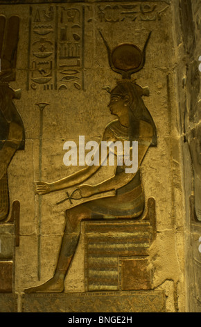 Temple ptolémaïque d'Hathor et Maat. Reliefs polychromes qui décorent l'intérieur. Hathor. Personnage assis. Deir el-Médineh. L'Égypte Banque D'Images