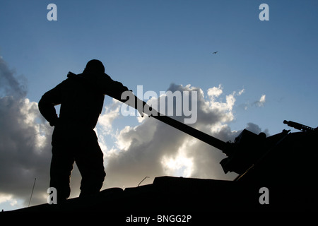 Un soldat debout sur le réservoir de blindés à l'open day Banque D'Images