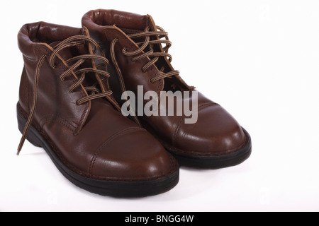 Paire de dames en cuir marron bottes talon bas. Isolées. Banque D'Images