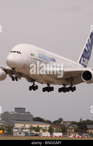 Airbus A380 à l'atterrissage à Farnborough Air Show 2010 Banque D'Images