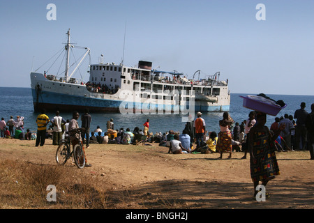 Passagers à Metangula attendant de monter à bord de l'embarcadère des ferries d'Ilala, Lac Niassa (côté mozambicain du lac Malawi) au Mozambique. Banque D'Images