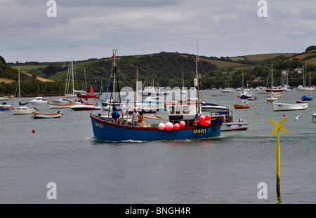 Bateau de pêche commerciale à Salcombe estuaire. Un bateau de pêche revient avec leurs prises après une journée de pêche. Banque D'Images