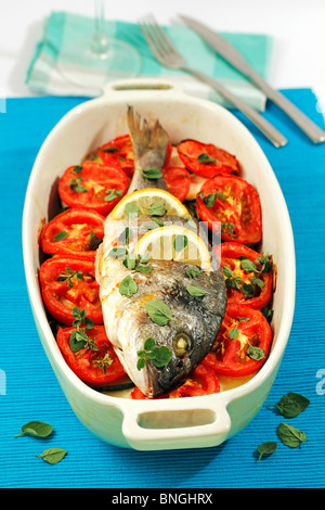 La brème de mer avec l'origan. L'étape par étape :-PGGKBD PGGKBR PGGKCC PGGKCW-- Banque D'Images