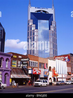 BellSouth Tower and bars, Broadway, Nashville, Tennessee, États-Unis d'Amérique
