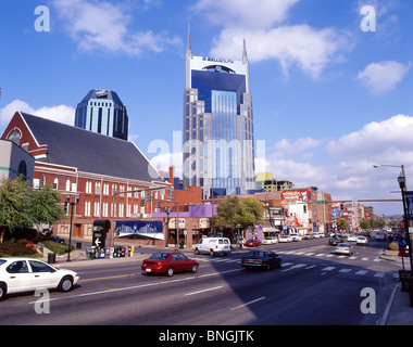 BellSouth Tower and bars, Broadway, Nashville, Tennessee, États-Unis d'Amérique Banque D'Images