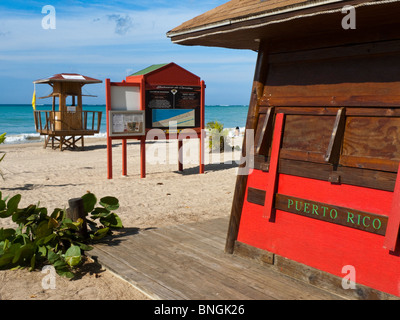 Pavillons de plage et d'un sauveteur cabane sur la plage, Carolina Beach, Carolina, Puerto Rico Banque D'Images