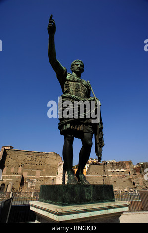 Italie, Rome, statue de l'empereur romain Auguste Banque D'Images