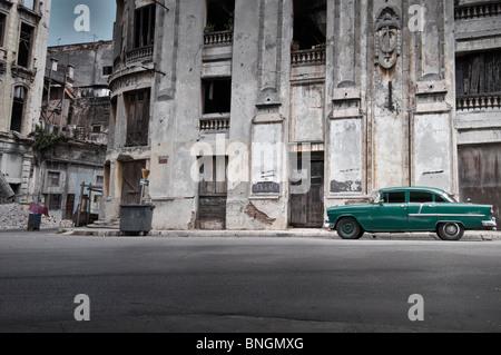 Voiture des années 50 dans la Vieille Havane, Cuba Banque D'Images