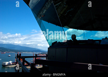 Dans le contrôleur de la tour du port de Vancouver plus haut le contrôle de la circulation aérienne au-dessus de toit de Soleil Province building Banque D'Images