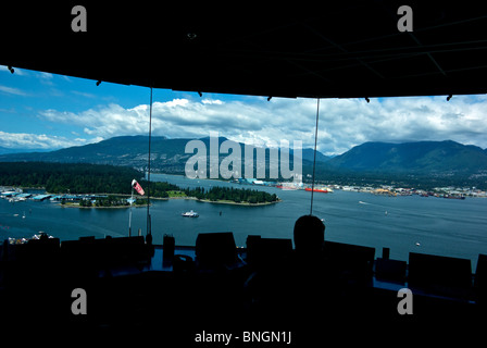 En vue du contrôleur de la tour du port de Vancouver plus haut le contrôle de la circulation aérienne au-dessus de toit de Soleil Province building Banque D'Images