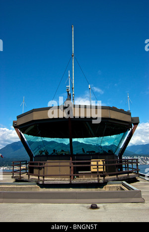 Dans le contrôleur de la tour du port de Vancouver plus haut le contrôle de la circulation aérienne au-dessus de toit de Soleil Province building Banque D'Images