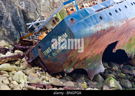 L'épave de navire naufragé le RMS Mülheim à la base des falaises près de Land's End, Cornwall, Angleterre. Banque D'Images