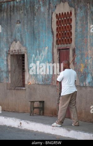 Jeu de base-ball locale, les rues de Trinidad, Cuba Banque D'Images