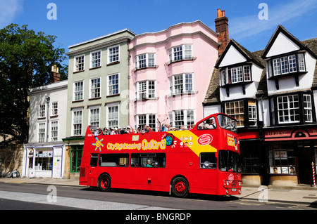 Visite de la ville en bus touristique haute Oxford Street, Oxford, England, UK Banque D'Images