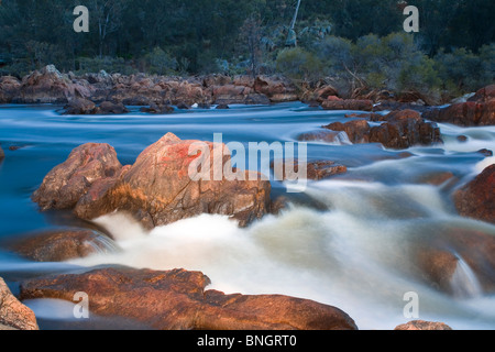 Les roches de granit blanc et l'eau à Bells Rapids sur la rivière Avon, Perth. L'ouest de l'Australie Banque D'Images