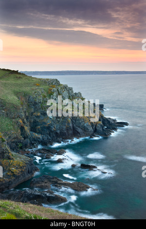 Lever du soleil au-dessus de la pointe au point chaud sur la péninsule de Lizard, Cornwall, Angleterre. Printemps (avril) 2010. Banque D'Images