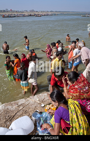 Pèlerins hindous se baigner dans le Gange. Allahabad. L'Inde Banque D'Images