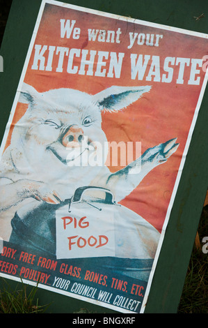 WW2 poster conseil "nous voulons vos déchets de cuisine' pour nourrir les porcs Banque D'Images