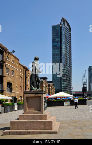 Robert Milligan statue à l'extérieur Musée de London Docklands avec Marriot Hotel au-delà Banque D'Images