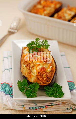 Aubergines farcies aux noix. L'étape par étape : PGGK PGGK43-4C-PGGK PGGK4R-55 Banque D'Images