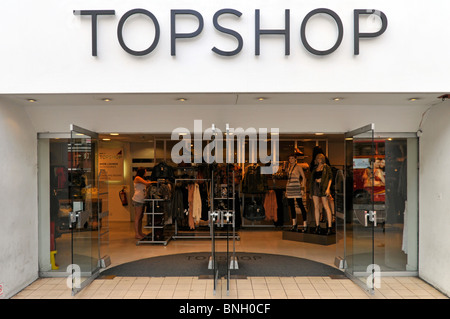 Topshop partie d'un groupe d'affaires d'Arcadia La mode au détail magasin de vêtements/portes d'entrée et l'intérieur Le Strand London England UK Banque D'Images