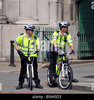 Agents de la Police métropolitaine sur des vélos Banque D'Images