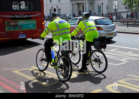 Agents de la Police métropolitaine sur des vélos Banque D'Images