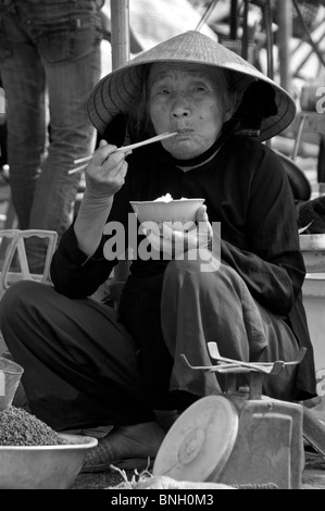 Les pêcheurs de la mer vietnamiens/la femme à Hoi An, Delta du Mékong, Vietnam Banque D'Images