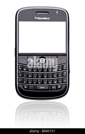Un smartphone Blackberry Bold 9000, isolé sur blanc avec des chemins de détourage pour le téléphone et l'écran. Banque D'Images