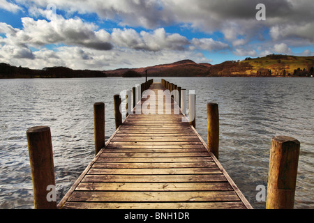 Jetée s'avance dans le lac de Coniston sur une belle matinée de printemps. Le Lake District. Banque D'Images