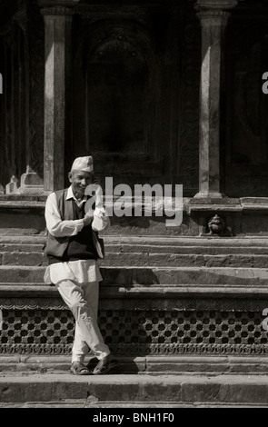 Homme au téléphone local à Bhaktapur, Népal Banque D'Images