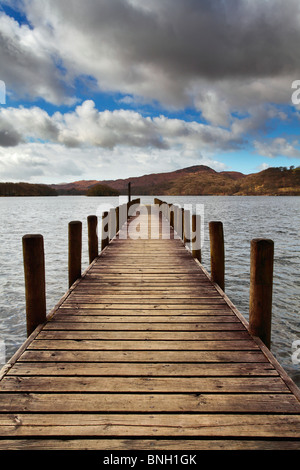 Jetée s'avance dans le lac de Coniston sur une belle matinée de printemps. Le Lake District. Banque D'Images