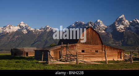 Grange sur les montagnes Banque D'Images