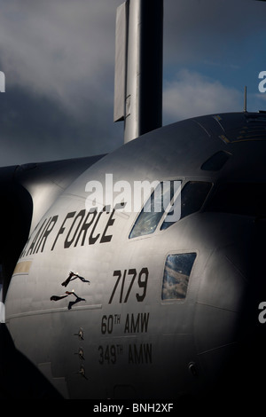 Un C-17 Globemaster appartenant à la 60e et 349e Escadre de mobilité aérienne de l'US Air Force. Banque D'Images