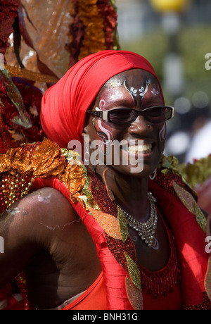 Une femme portant un costume coloré au carnaval de Notting Hill, Londres Banque D'Images