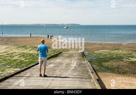 Un homme debout sur une cale en bois à Whitstable, dans le Kent. Photo par Gordon 1928 Banque D'Images