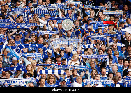 Le football, le soccer, le partisan de la major league football club allemand Schalke 04, dans la Veltins Arena Stadium. Banque D'Images