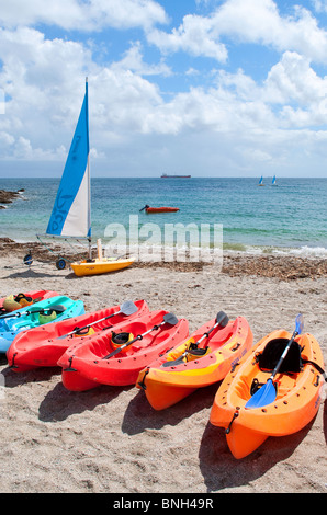 Location de kayaks à la plage de swanpool à Falmouth, Cornwall, uk Banque D'Images