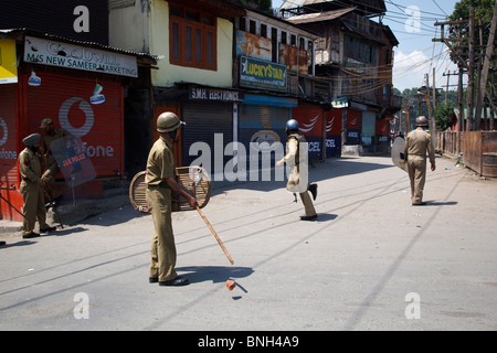 Combats de la police avec des adolescents leur lançant des pierres au cours des émeutes à Srinagar, Jammu-et-Cachemire, en Inde. Banque D'Images