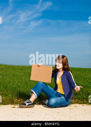 Jeune femme randonnée d'attelage sur une verte prairie Banque D'Images