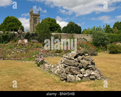 Ruines de l'abbaye de Shaftesbury Dorset England UK avec une statue du roi Alfred dans l'arrière-plan Banque D'Images