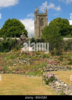 Ruines de l'abbaye de Shaftesbury Dorset England UK avec une statue du roi Alfred dans l'arrière-plan Banque D'Images