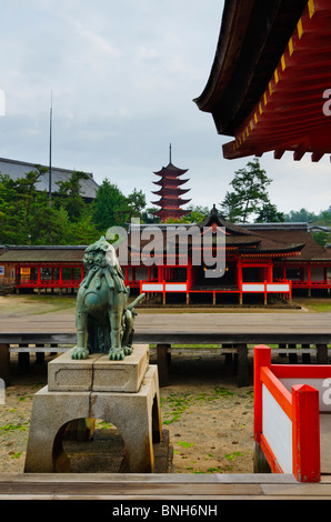 Sanctuaire d'Itsukushima, Goju-no-to (Five-Storied Pagoda) et Senjokaku (Mille Tatami Hall), Miyajima, Honshu, Japan Banque D'Images